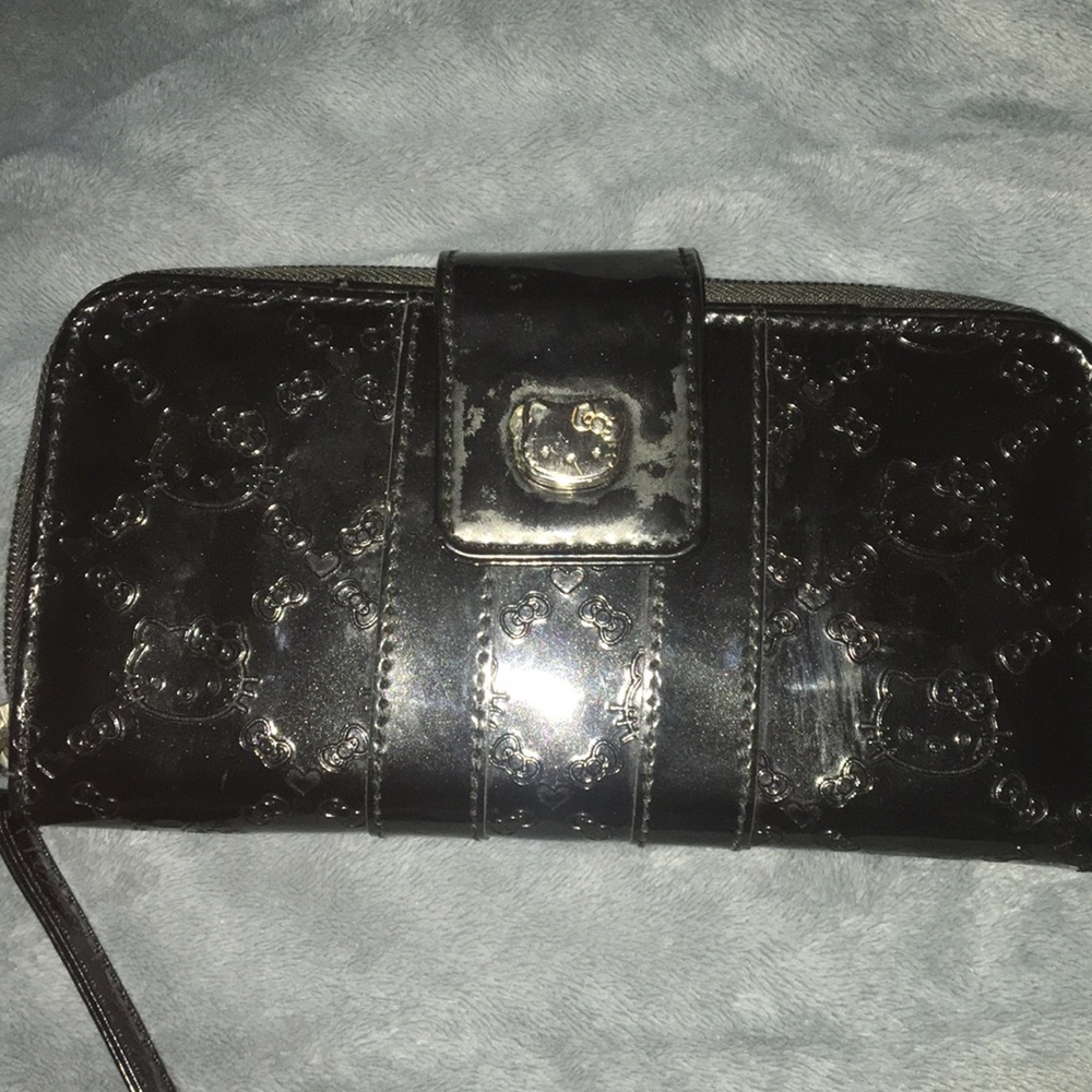 Hello kitty loungefly wallet In black